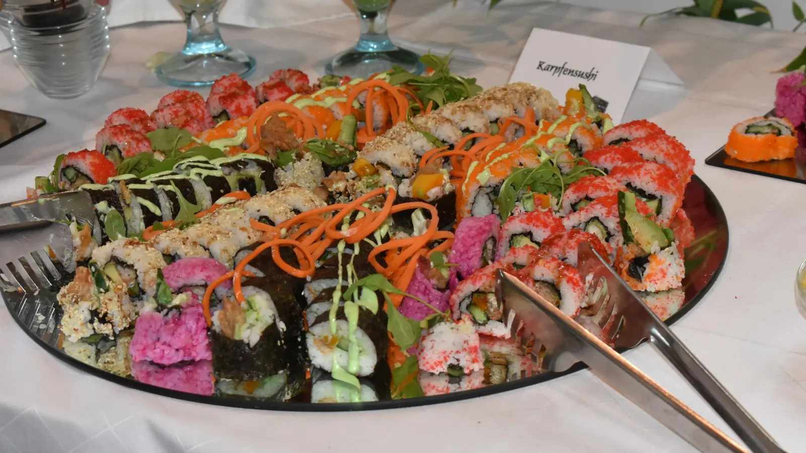 Karpfensushi kam bei den Gästen neben den anderen asiatischen und klassischen Varianten sehr gut an. (Foto: Ute Niephaus )