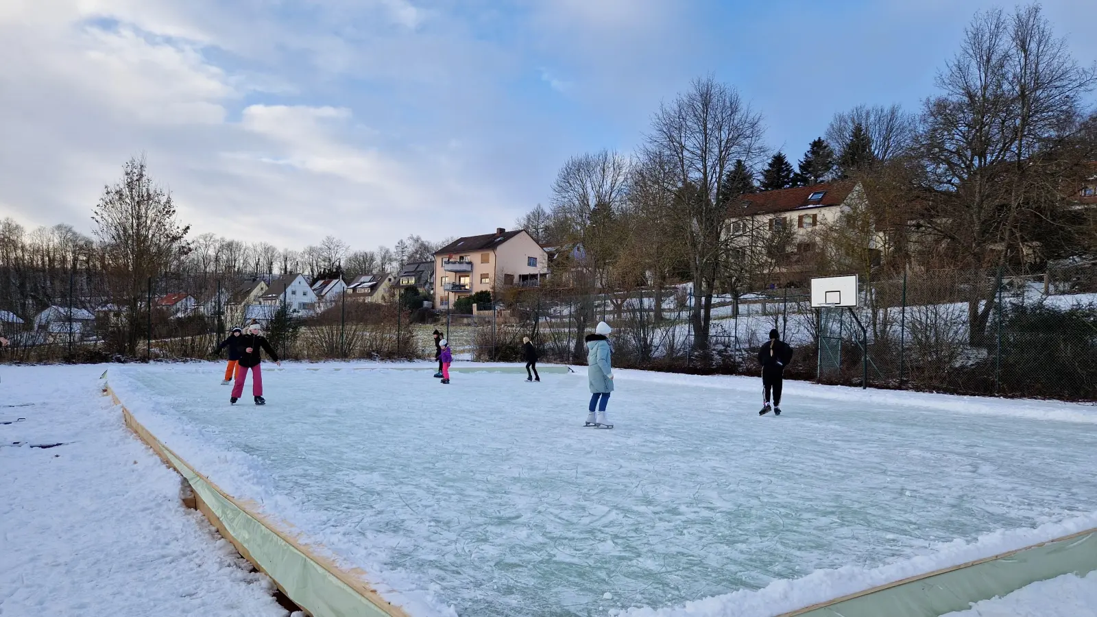 Gut angenommen wurde die neue Eislauffläche in Sachsen. (Foto: Andrea Walke)