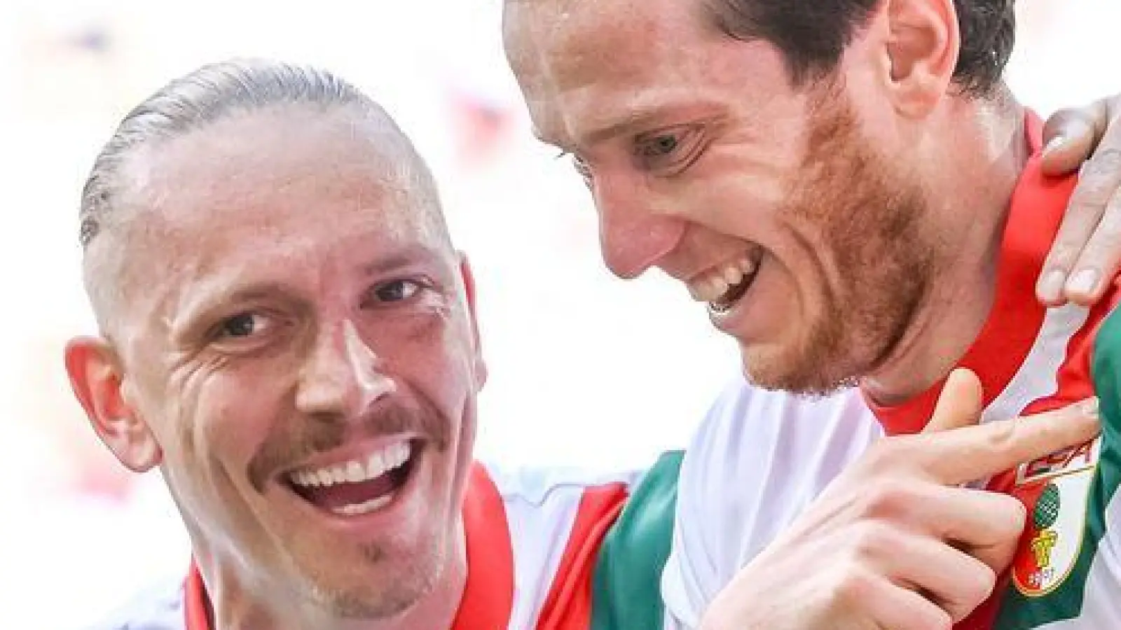 Matchwinner per Doppelpack: Augsburg-Stürmer Michael Gregoritsch (Mitte). (Foto: Harry Langer/dpa)