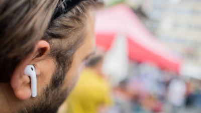 Lässt sich Musik teilen? Irgendwie ja: Mit Auracast kann künftig etwa ein einziges Smartphone beliebig viele Bluetooth-Kopfhörer in der Umgebung gleichzeitig bespielen. (Foto: Rolf Vennenbernd/dpa/dpa-tmn)