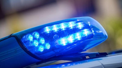 Ein 17-jähriger Autofahrer hat nach Polizeiangaben einen schweren Unfall mit einem Motorradfahrer verursacht. (Symbolbild) (Foto: Lino Mirgeler/dpa)