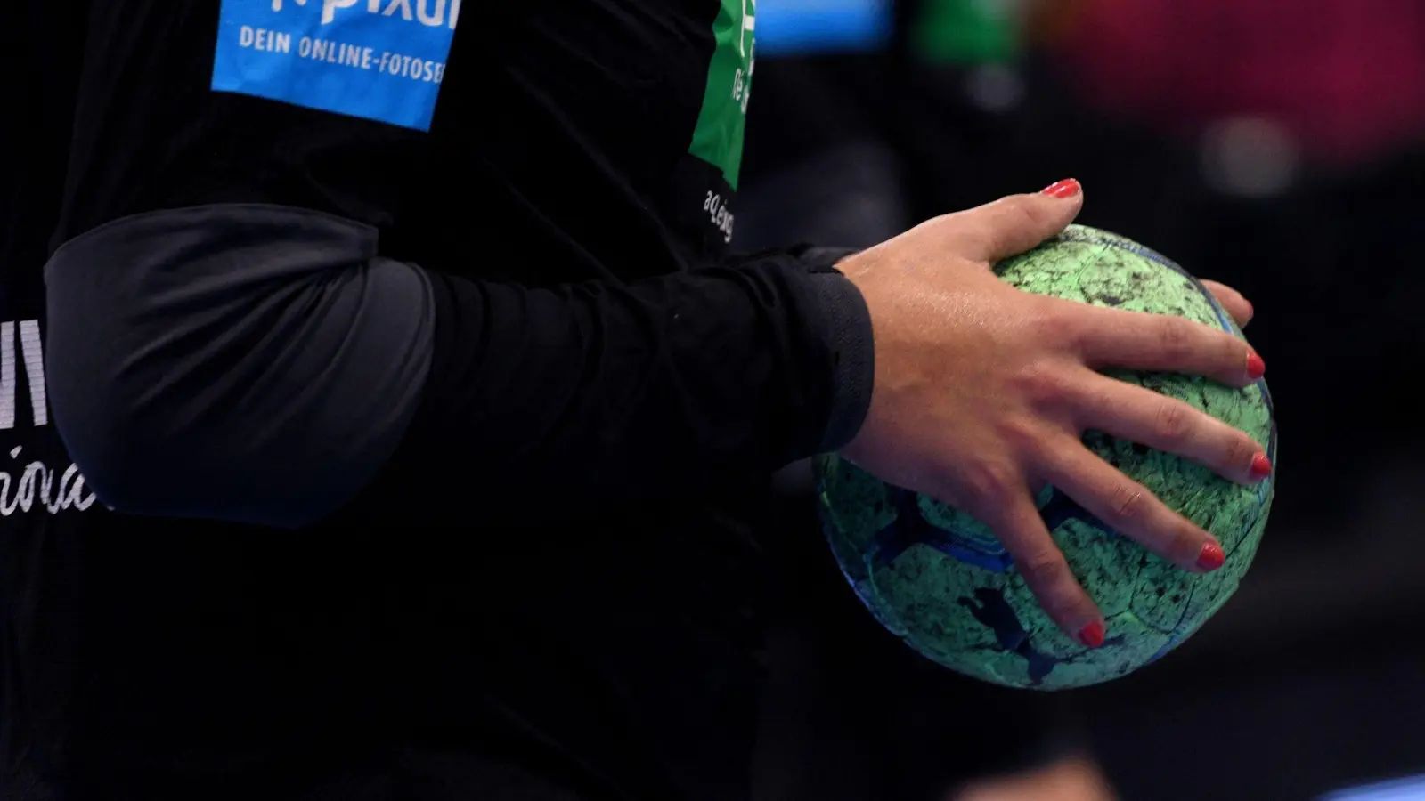 Die WM der Handball-Frauen wird vom 1. bis 19. Dezember ausgetragen. Eine Spielerin mit lackierten Finngernägeln hält einen Ball. (Foto: Harald Tittel/dpa)