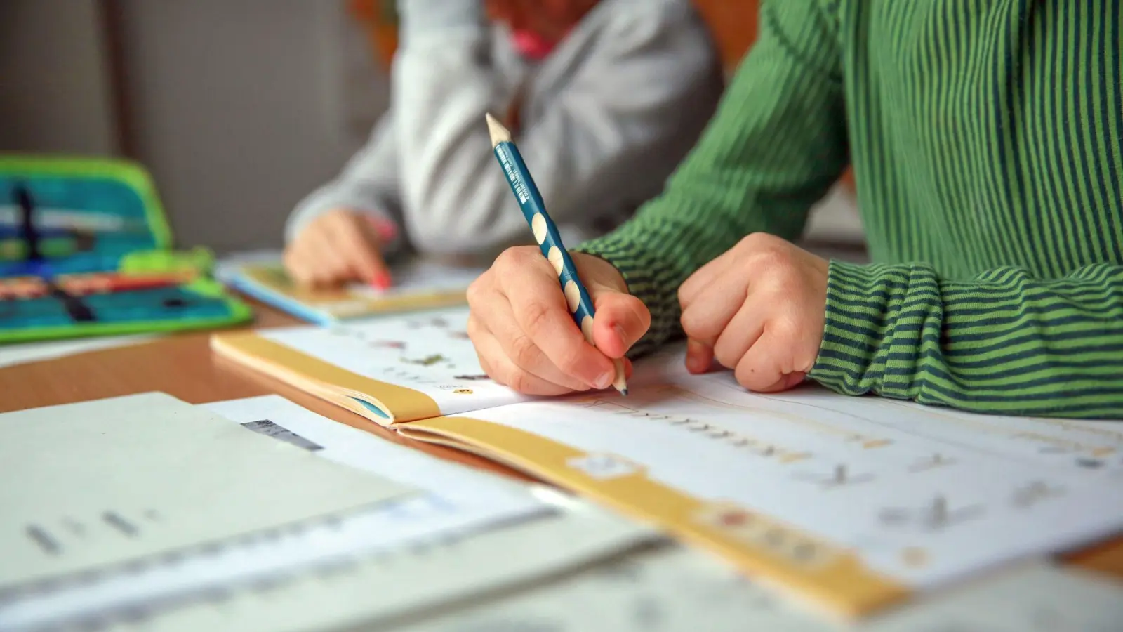 Langsam und unleserlich: Lange Zeiten des Homeschoolings während der Pandemie haben aus Sicht von Lehrkräften die Handschrift der Schülerinnen und Schülern verschlechtert. (Foto: Mascha Brichta/dpa-tmn)