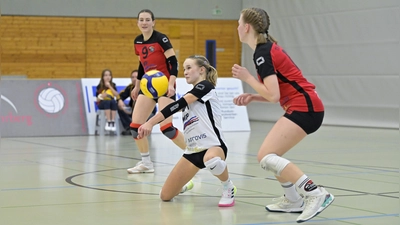 Die erst 15-jährige Libera Aljana Rutkowski (am Ball) hatte in beiden Partien gute Szenen, hier beobachtet von Nina Retsch (links) und Nina Höfer. (Foto: Martin Rügner)