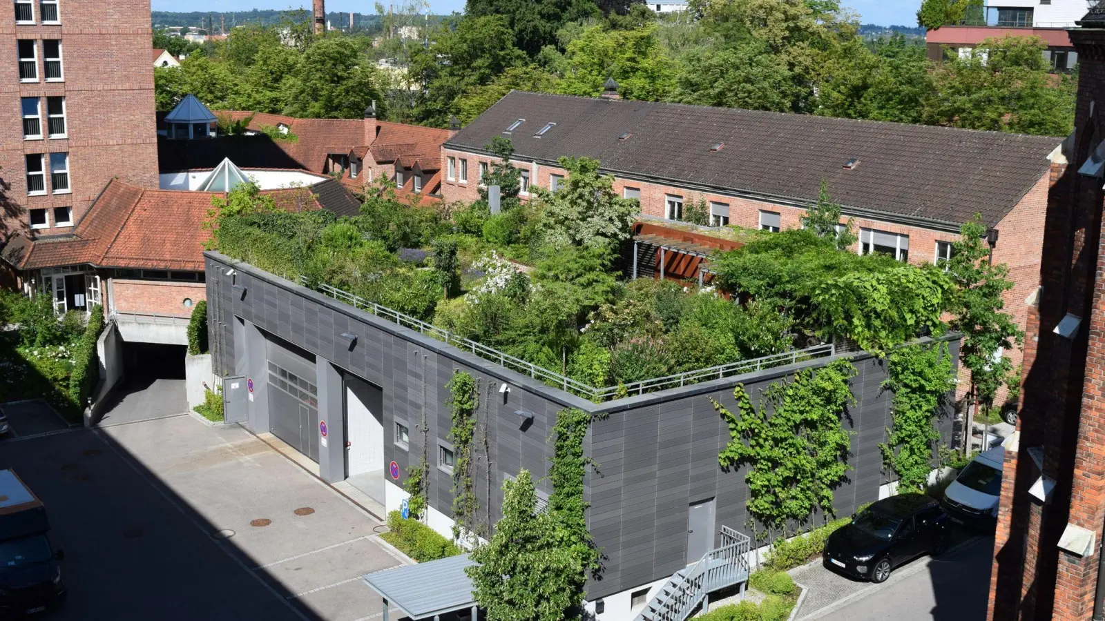 Begehbares Grün in der Stadt: ein Beispiel für intensive Dachbegrünung. (Foto: Bundesverband GebäudeGrün e.V./dpa-tmn)