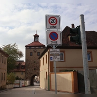 Autofahrer auf dem Weg in die Scheinfelder Hauptstraße müssen sowohl eine besondere Geschwindigkeits- wie auch Parkregelung beachten. (Foto: Andreas Reum)