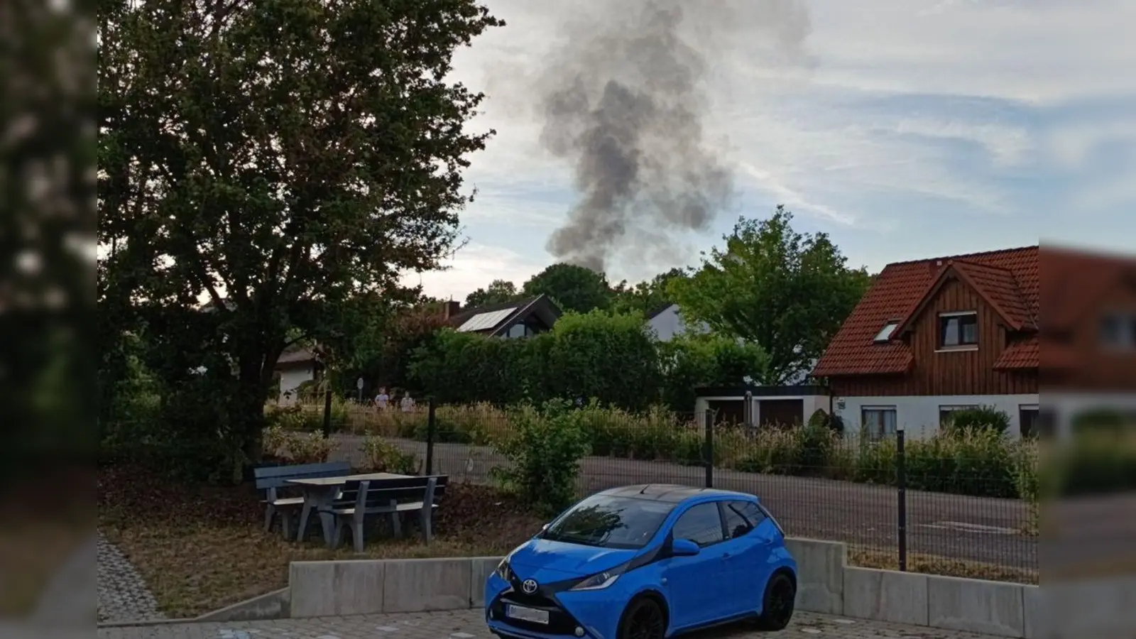 Die Rauchwolke des Lastwagenbrandes ist weithin zu sehen, hier von Herrieden aus. (Foto: Angelika Rammler)
