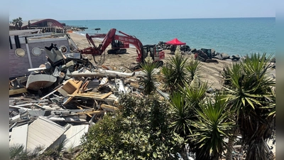Abrissbagger statt Strandbesucher: In Ostia wird abgerissen.  (Foto: Christoph Sator/dpa)
