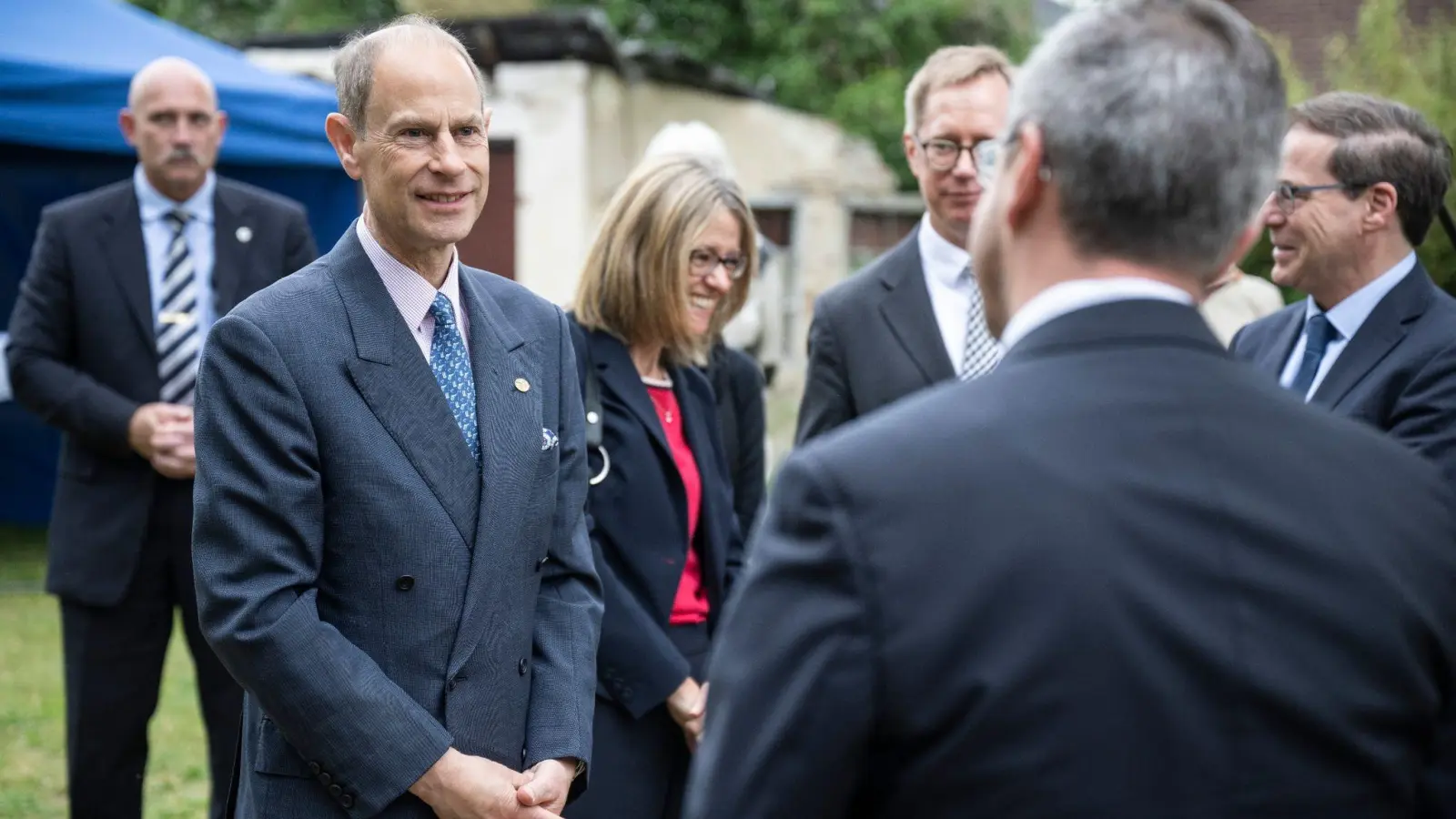 Prinz Edward (l) wird am Alexander Haus in Groß Glienicke begrüßt. (Foto: Hannes P Albert/dpa)