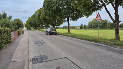 Der Walkmühlweg in Feuchtwangen: Eigentlich sollte hier unterhalb der rechts zu sehenden Böschung im kommenden Jahr ein Geh- und Radweg gebaut werden. Doch die Mehrheit des Stadtrats entschied, für dieses Vorhaben jetzt noch keinen Förderantrag einzureichen. (Foto: Peter Zumach)
