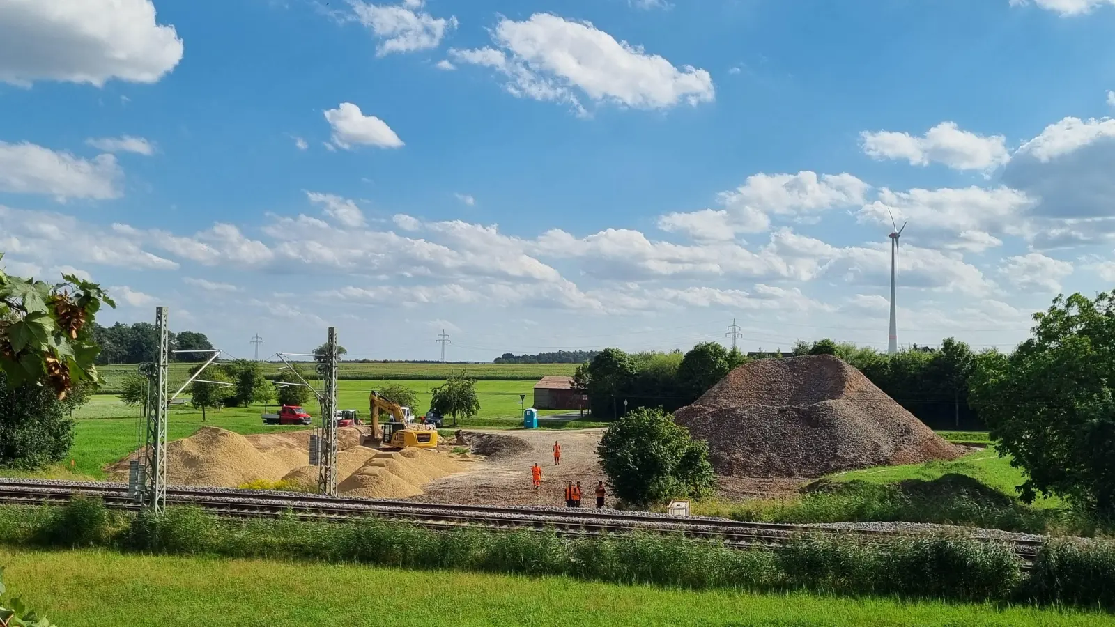 In Hagenbüchach richtete die Deutsche Bahn einen Lagerplatz für Baumaterial ein. Gerade die Staubentwicklung, die bei dem derzeit herrschenden trockenen Wetter stark ist, ärgert so manchen. (Foto: Rainer Weiskirchen)