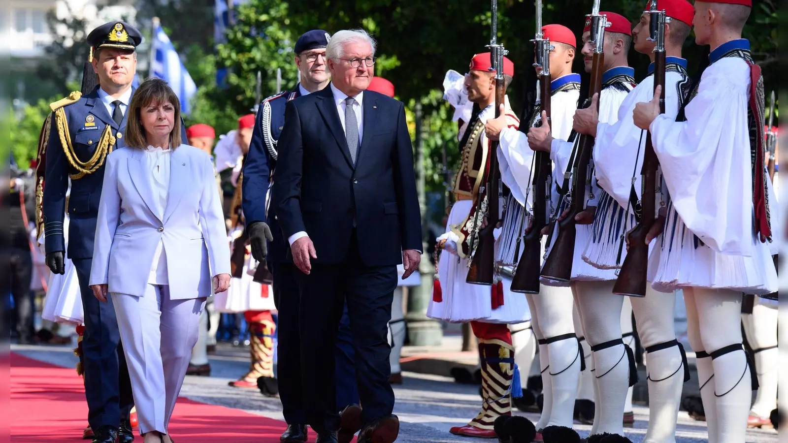 Bundespräsident Frank-Walter Steinmeier wird in Athen mit Reparationsfragen konfrontiert. (Foto: Bernd von Jutrczenka/dpa)