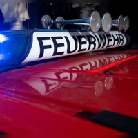 Zu zwei vollgelaufenen Kellern musste die Feuerwehr in Windsbach ausrücken.  (Symbolbild: Sven Hoppe/dpa)