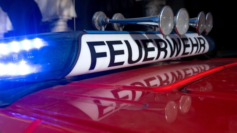 Zu zwei vollgelaufenen Kellern musste die Feuerwehr in Windsbach ausrücken.  (Symbolbild: Sven Hoppe/dpa)