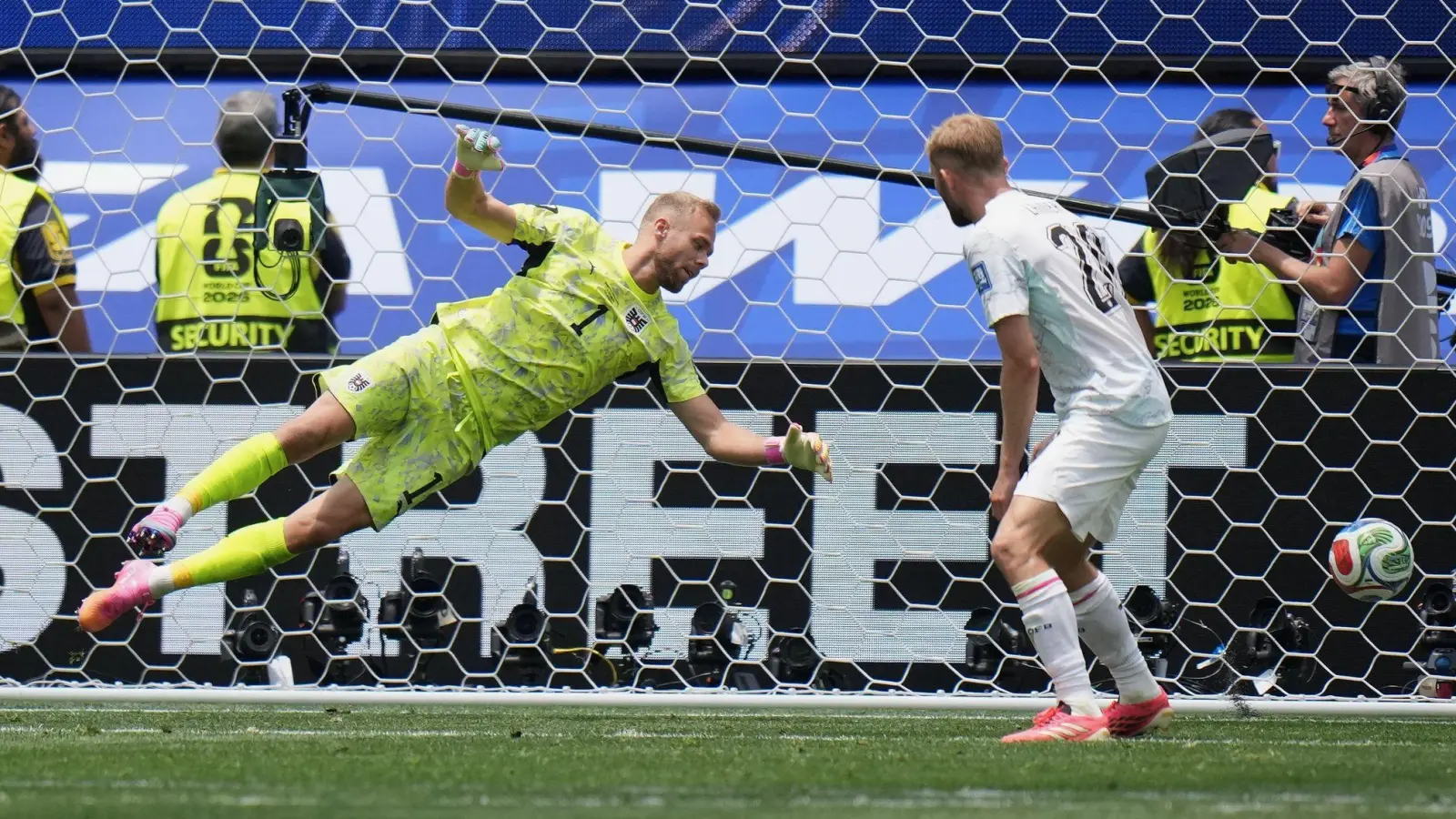 Alexander Schlager (l) wechselt zu Werder Bremen. (Archivbild) (Foto: Jae C. Hong/AP/dpa)