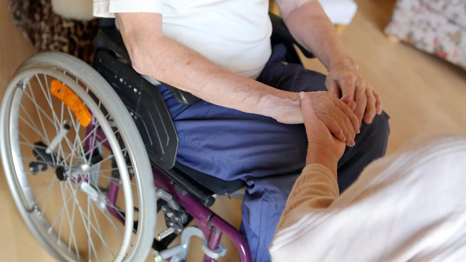Unter bestimmten Voraussetzungen zahlt die Pflegekasse des oder der Pflegebedürftigen Rentenbeiträge für die Pflegeperson. (Foto: Mascha Brichta/dpa-tmn)