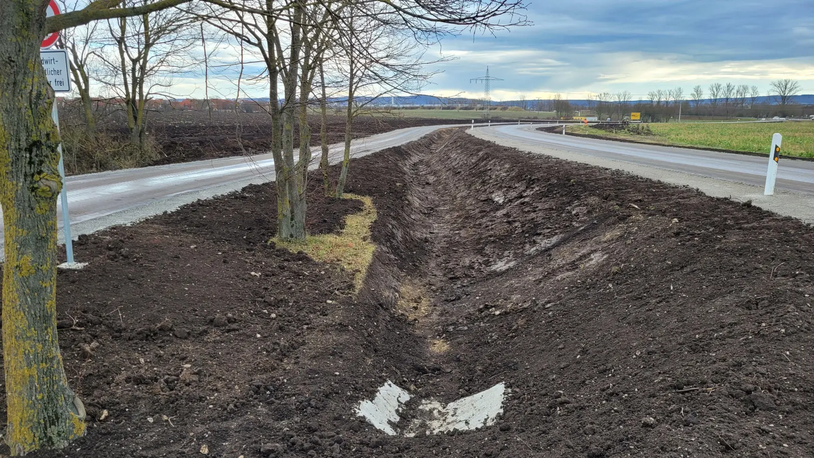 Im Zuge der Fahrbahnsanierung der Staatsstraße zwischen Bad Windsheim und Wiebelsheim ist nicht nur ein Radweg und eine Linksabbiegespur neu entstanden. Auch die Böschungskaskaden sind besonders: Sie sind quasi ein in die Länge gezogenes Regenrückhaltebecken. (Foto: Nina Daebel)