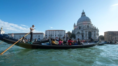 Wer als Tagestourist nach Venedig wollte, musste dieses Jahr an 29 ausgewählten Tagen fünf Euro Eintritt zahlen - nächstes Jahr sollen es dann sogar bis zu zehn Euro werden. (Foto: Andrea Warnecke/dpa-tmn)