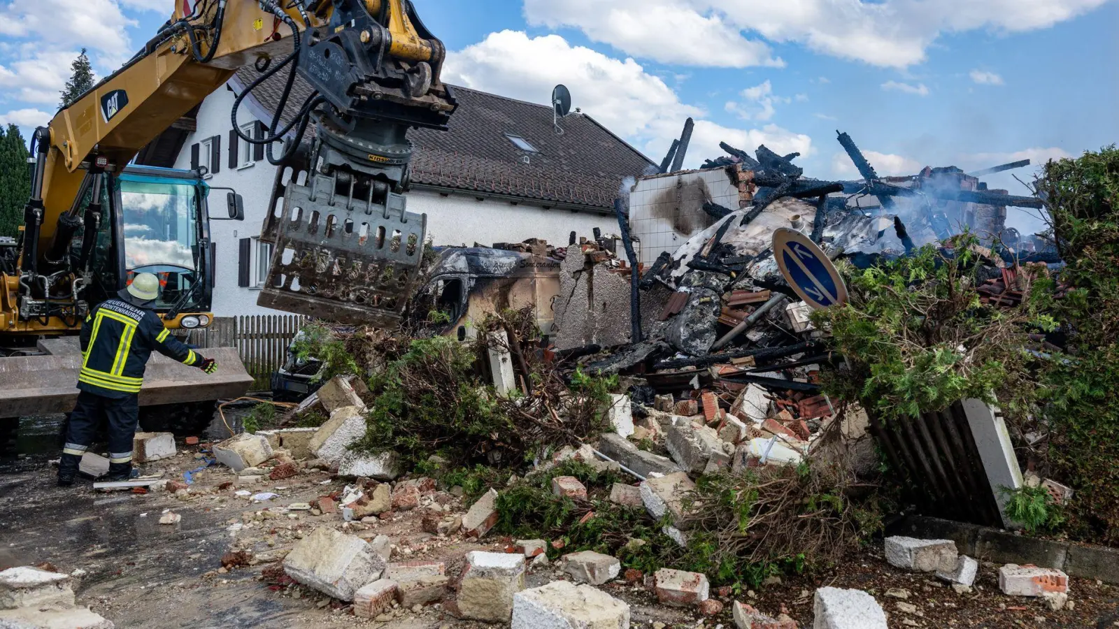 Von dem Haus sind nur noch Trümmer übrig.  (Foto: Armin Weigel/dpa)