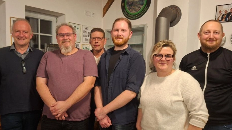 Mit diesen Kandidaten und einer Kandidatin als Ersatzbewerberin geht die Geckenheimer Liste in die Kommunalwahl 2026. Als Bürgermeisterkandidat wurde auch hier Rainer Mayer (links) nominiert.  (Foto: Friedrich Nöth)