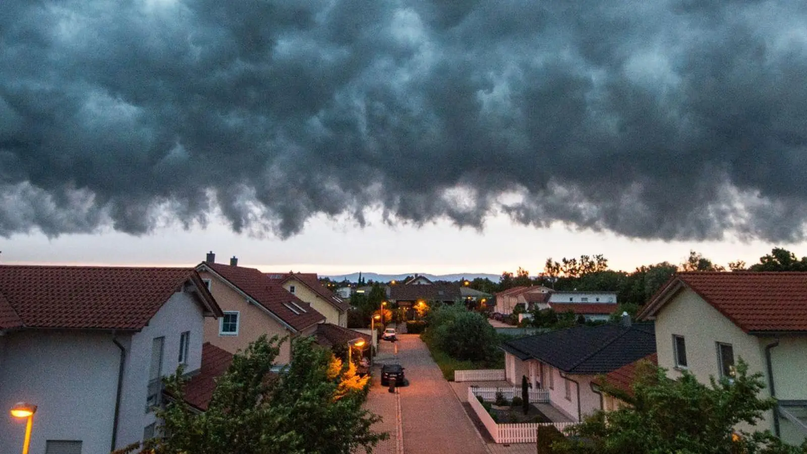 Häuser ohne Keller sind weniger hochwassergefährdet. Wenn ein Keller gebaut wird, sollte er aus wasserdichtem Beton bestehen und gut abgedichtet sein. (Foto: Armin Weigel/dpa)