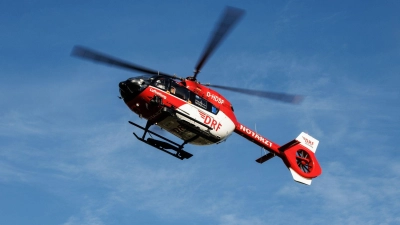 Mit einem Rettungshubschrauber musste ein Mann nach einem Sturz von einer Leiter in eine Klinik gebracht werden. (Symbolbild: Matthias Balk/dpa/Symbolbild)