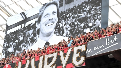 Die Fans in Leverkusen gedenken Christoph Daum. (Foto: Federico Gambarini/dpa)