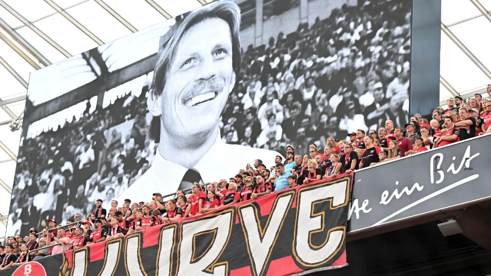 Die Fans in Leverkusen gedenken Christoph Daum. (Foto: Federico Gambarini/dpa)