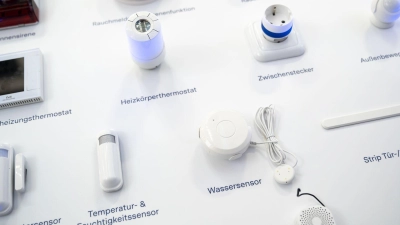 Alles im Griff: Mit einem Smart-Home-System lassen sich Heizung, Licht und Sicherheit bequem steuern. (Foto: Florian Schuh/dpa-tmn)