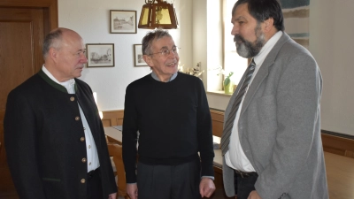 War zu seinem Vortrag beim Karlstag in Feuchtwangen eigens aus Berlin angereist: Der Historiker Dr. Manfred Jehle (Mitte) im Gespräch mit Peter Schlecht (rechts) und Hans Ebert von der Arbeitsgemeinschaft für Heimatgeschichte. (Foto: Erich Herrmann)