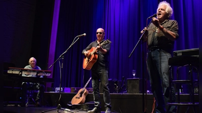 Die drei haben jahrzehntelange Bühnenerfahrung. Das hört man: Willi Förtsch-Döring, Klaus Brandl und Curley Kauper (von links) beim Auftritt in den Ansbacher Kammerspielen. (Foto: Christina Özbek)