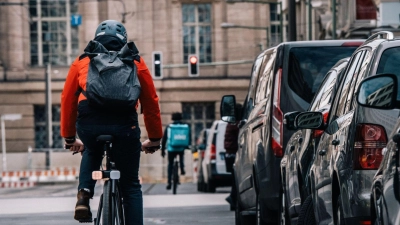 Umweltfreundliches Pendeln: Fahrradfahren verursacht kein CO2 und fördert die Gesundheit. (Foto: Zacharie Scheurer/dpa-tmn)