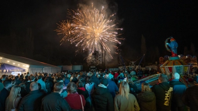Das Brillant-Feuerwerk, das pünktlich am Samstag um 22 Uhr mit einem lauten Knall begann, begeisterte Klein und Groß. (Foto: Mirko Fryska)