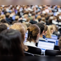 Gut abgesichert ins Studium: Der Start ins Studium bringt neue Herausforderungen, da gehört der passende Versicherungsschutz dazu. (Foto: Rolf Vennenbernd/Deutsche Presse-Agentur GmbH/dpa)