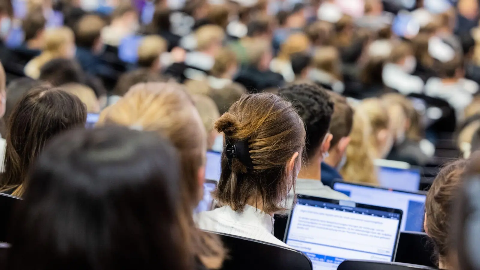 Gut abgesichert ins Studium: Der Start ins Studium bringt neue Herausforderungen, da gehört der passende Versicherungsschutz dazu. (Foto: Rolf Vennenbernd/Deutsche Presse-Agentur GmbH/dpa)