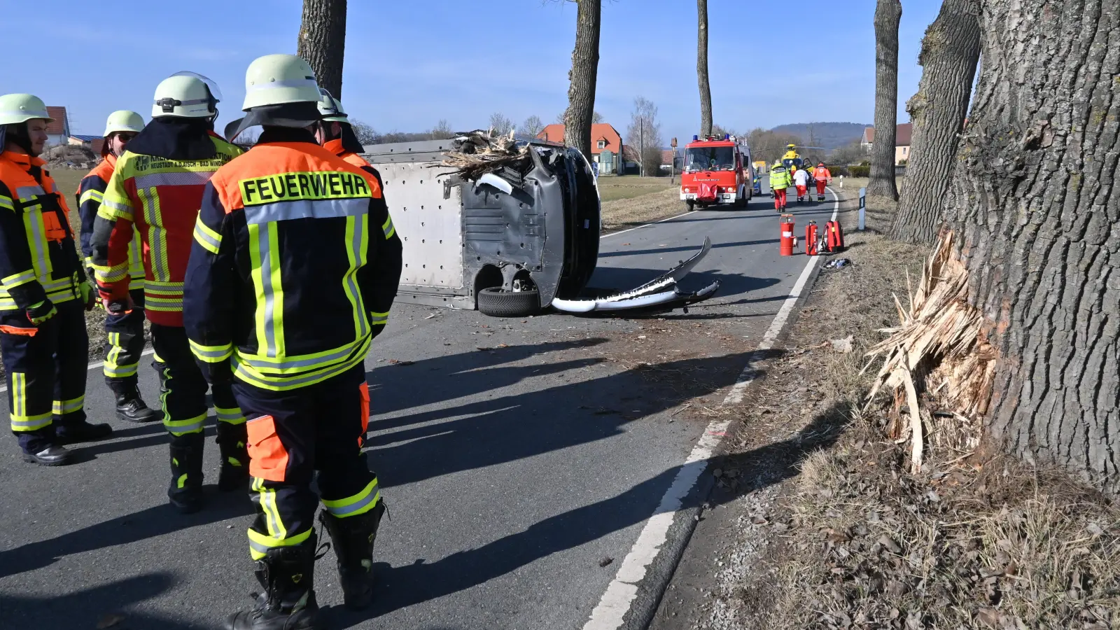 Das Auto des 18-Jährigen kam auf der Seite und quer zur Fahrbahn zum Liegen. (Foto: Andreas Reum)