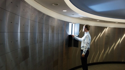 Was liegt eigentlich in dem Schließfach? Inhaber tun gut daran, das sorgfältig zu dokumentieren. Sonst kann es im Schadensfall Probleme beim Nachweis für die Versicherung geben. (Foto: Daniel Reinhardt/dpa/dpa-tmn)