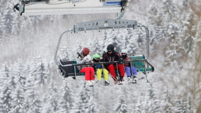 Sicherer Sitz ist das A und O: Kinder sollten beim Einstieg in den Sessellift gut platziert und mit dem Rücken an der Lehne sitzen. (Foto: Thomas Banneyer/dpa/dpa-tmn)