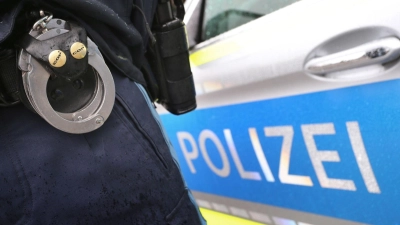 Die Polizei nahm den Randalierer in Herrieden in Gewahrsam. Im Streifenwagen tobte der Mann weiter. (Symbolbild: Karl-Josef Hildenbrand/dpa)