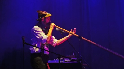 Mit Alphorn und Mischpult unterwegs: Marcel Engler alias Loisach Marci beim Auftritt in Ansbach. (Foto: Elke Walter)