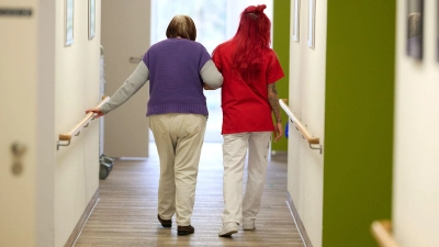 Die durchschnittlichen Löhne in der Pflege steigen nach Angaben der Krankenkassen weiter. (Symbolbild) (Foto: Bernd Thissen/dpa)