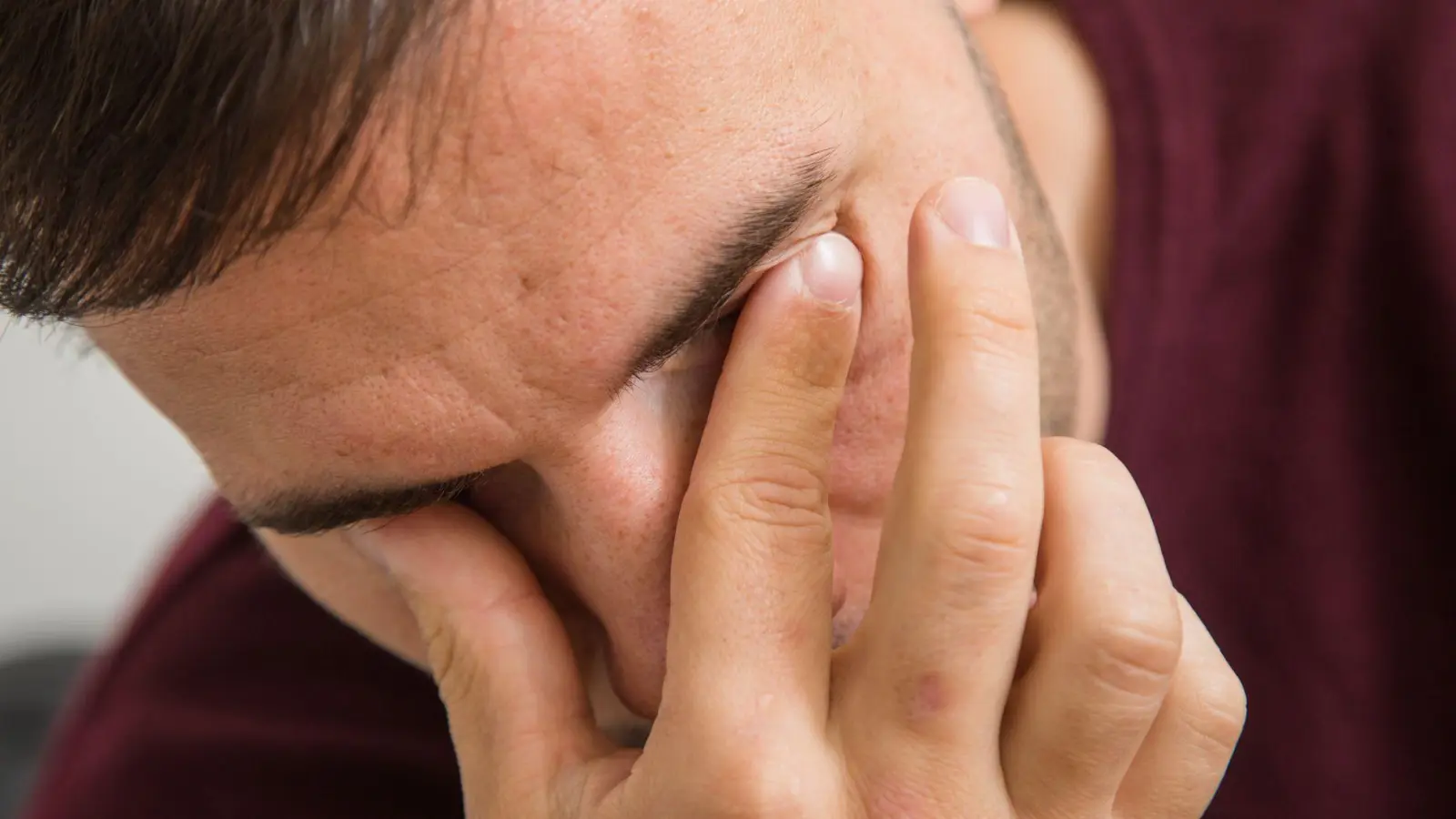 Rauchstopp schützt die Augen: Rauchen schädigt die feinen Gefäße und Nervenzellen im Auge und erhöht das Risiko für ernsthafte Augenerkrankungen. (Foto: Christin Klose/dpa-tmn)
