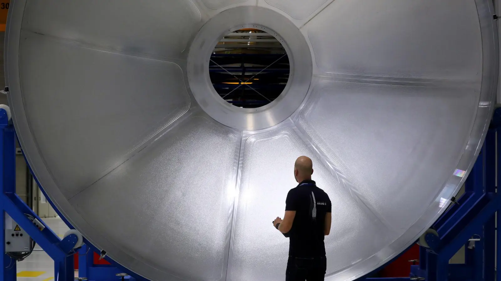 In Augsburgs werden auch künftig Tanks für die Ariane-Raketen gebaut. (Archivbild) (Foto: Karl-Josef Hildenbrand/dpa)