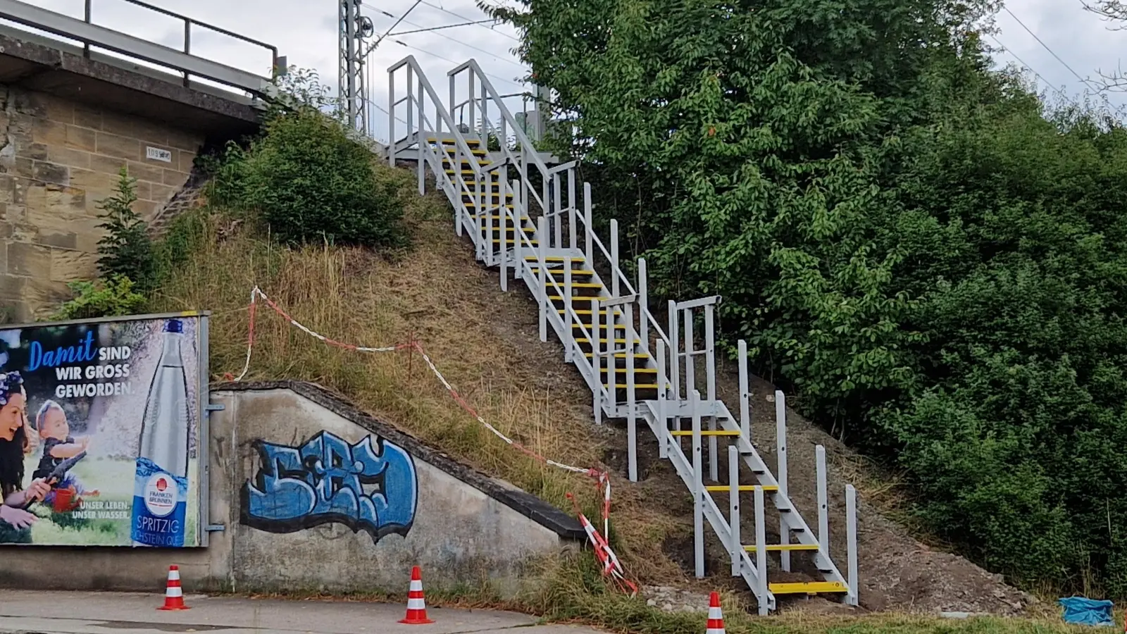Die Bahn installiert gerade eine Treppe für ihre Wartungsmitarbeiter. (Foto: Andrea Walke)