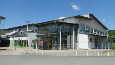 Die aus Sicht der Verwaltung „verbaute” Dachkonstruktion der ThG-Sporthalle birgt ein Einspar-Potenzial von knapp 950.000 Euro. (Foto: Winfried Vennemann)