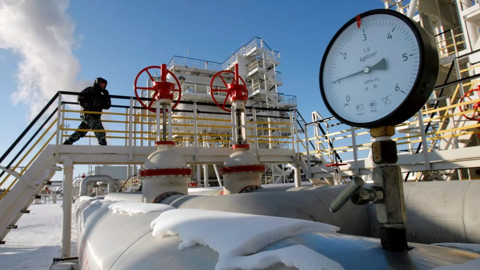 Russland hofft durch die Engpässe bei den Öllieferungen aus dem Nahen Osten mit einem verstärkten Export seiner Energie und Mehreinnahmen. (Archivbild) (Foto: Yuri Kochetkov/EPA/dpa)