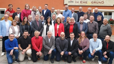 Die anwesenden Nominierten der SPD mit Spitzenkandidatin Heike Gareis (im weißen Blaser, 2. Reihe Mitte) und Wolfgang Lampe (links daneben mit der gestreiften Krawatte). (Foto: Ulli Ganter)