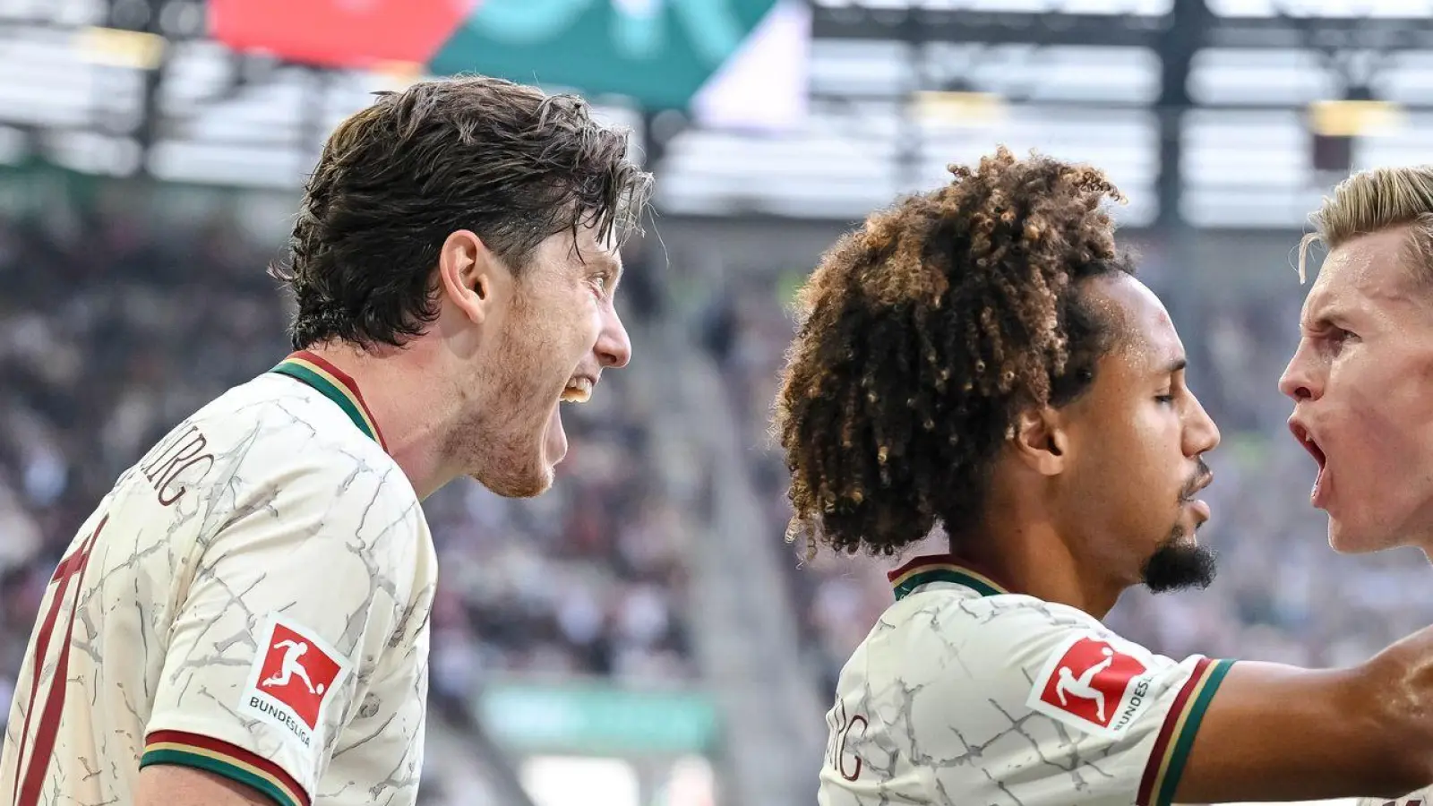 Wollen auch im dritten Saisonspiel jubeln: die Überraschungs-Tabellenführer des FC Augsburg. (Archivbild) (Foto: Harry Langer/dpa)