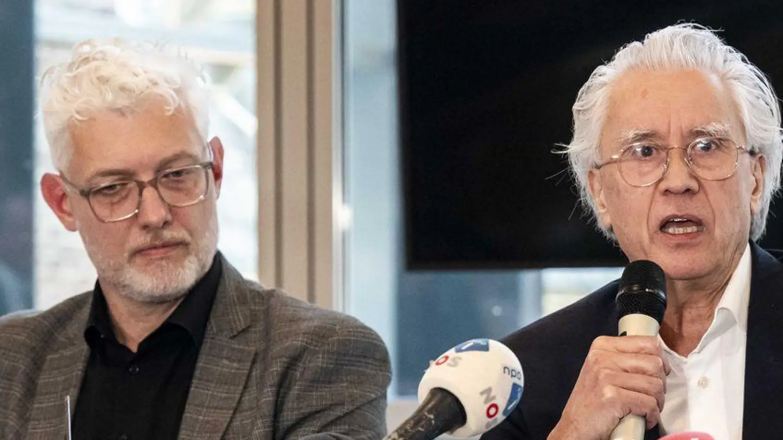 Im Januar 2025 hatte der Direktor des Drents Museums, Harry Tupan, (rechts), über den spektakulären Kunstraub informiert. (Archivbild) (Foto: Marcel Jurian De Jong/ANP/dpa)