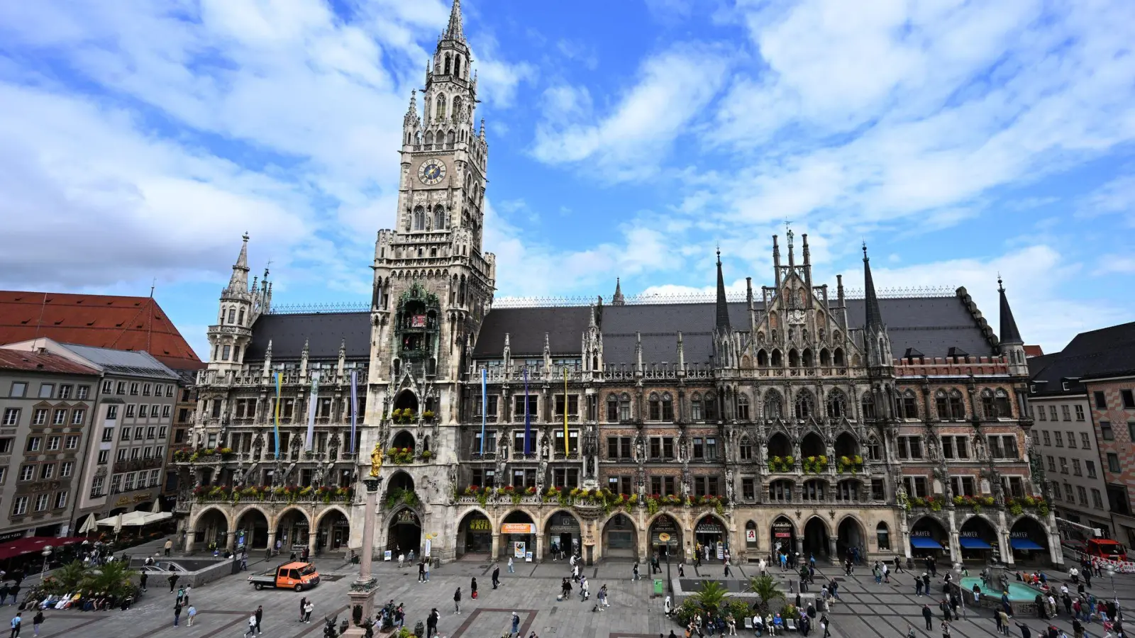 Ein aufmerksamer Mitarbeiter des Sicherheitsdienstes bemerkte den Mann im Münchner Rathaus. (Archivbild) (Foto: Felix Hörhager/dpa)